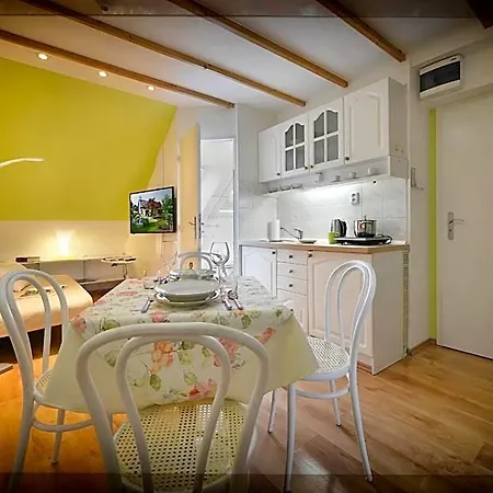 A. V. Apartahotel 4*