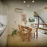 A. V. Ξενοδοχείο με διαμερίσματα 4*